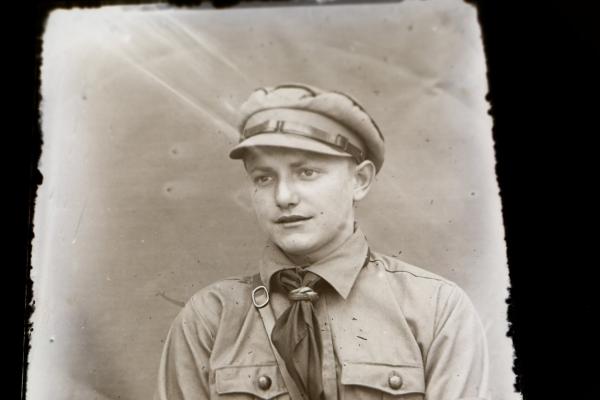 altes Glasnegativ - Hitlerjunge, Pimpf , mit Schirmmütze und Abzeichen